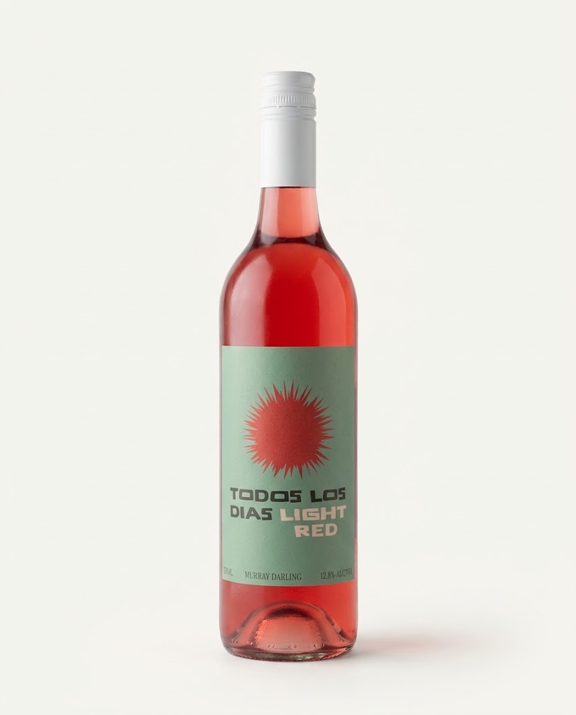 Todos Los Dias Light Red 2026 bottle, clear glass showing ruby wine, white screwcap and green label with a red sun